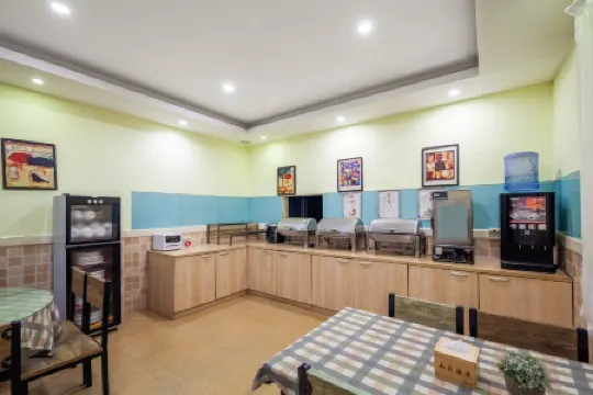 Home Inn · Ruibaiyun Hotel (Pingyao Ancient City South Gate Tourist Center)