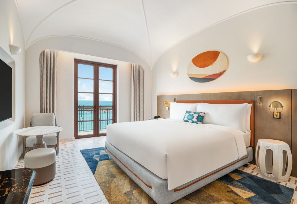 라페스타 힐튼 푸 꾸옥의 지중해풍 건축물과 광장