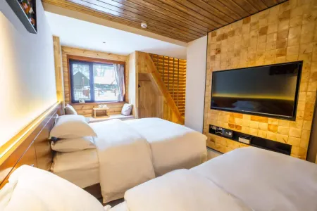 Shenshanli Yichuan VILLA Holiday Homestay (Kanas Old Village) Отели рядом с достопримечательностью «Xinjiang Kanas National Geopark»