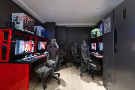 Yueta X Esports Hotel (Zhuhai High Speed Rail Station Store)
