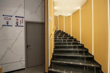 Yuebo Cinema Hotel (Nanchang Tengwang Pavilion Bayi Square Branch) Отели рядом с достопримечательностью «Youmin Temple»