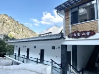Upper trekking route -Cloud Way Snow Mountain View  Homestay