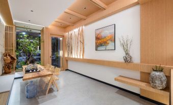 Dengfeng Light Luxury Hotel (Qujing Dahuaqiao Park)