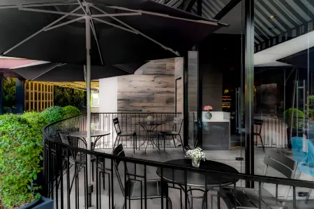 Metropolis Suites Bangkok, Tapestry Collection by Hilton Отели рядом с достопримечательностью «PTT Green in the City»