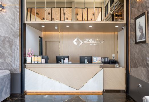 원 사콘 나콘 호텔의 깔끔한 객실 내부 사진