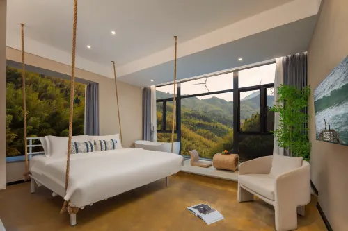 "Cloudward Mountain View Guesthouse"