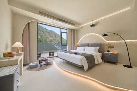 In front of Mount Sanqing Hill Отели рядом с достопримечательностью «West Coast Scenic Area»