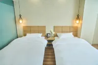 Qiubei Baiyan Grand Hotel (Jiaolian Square)