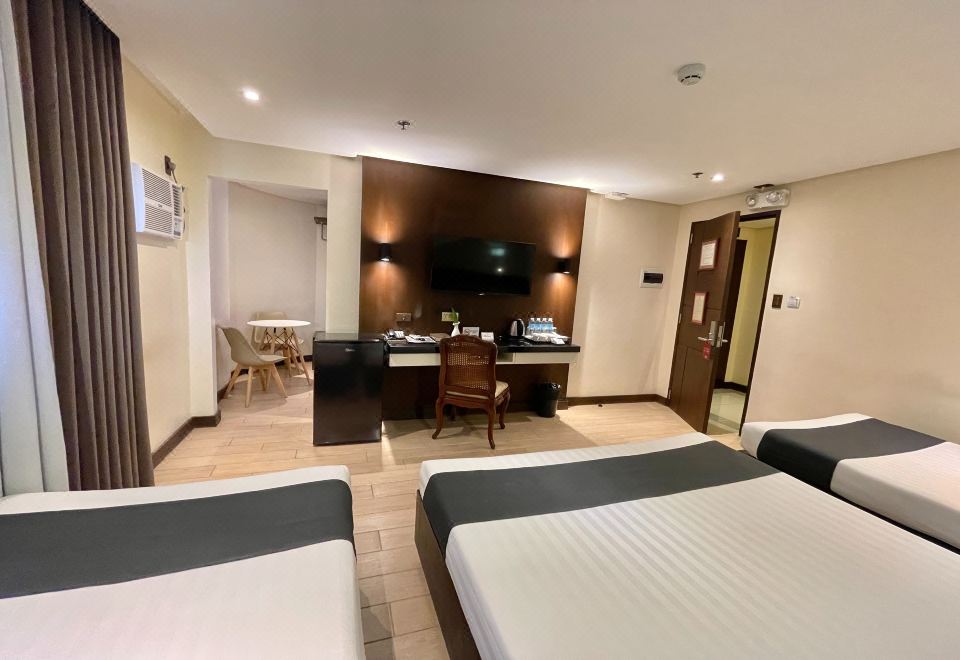 The VIP Hotel의 내부 복도 또는 시설