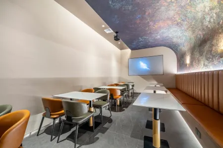 R ROYALSS HOTEL Отели рядом со станцией Anting North Railway Station