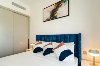 Full Burj Khalifa & Fountain View | Living & Bed