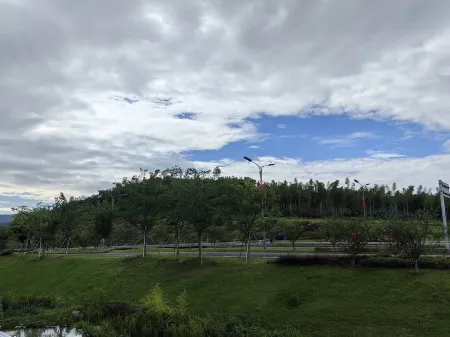 Yaochi Ju Cream Style Art Design Scenic Boutique Stay (Yixing Yao Hu Town) Отели рядом с достопримечательностью «Linggu Cave»