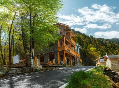 Mountainside Reverie Hotels in Heishui