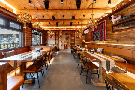 Badai Homestay(Kanas Scenic Area Store) Отели рядом с достопримечательностью «Genghis Khan Point Sets»