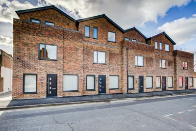 Hybrid Resi - Uxbridge with Onsite Car Parking, Near London Heathrow Airport Hotels near Hillingdon Court Park Playground
