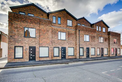 Hybrid Resi - Uxbridge with onsite car parking, near London Heathrow Airport