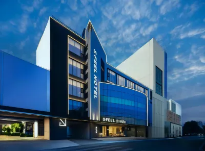 SFEEL Designer Hotel (Kunming Chuanjin Road Metro Station) Отели в г. Северный ж/д вокзал