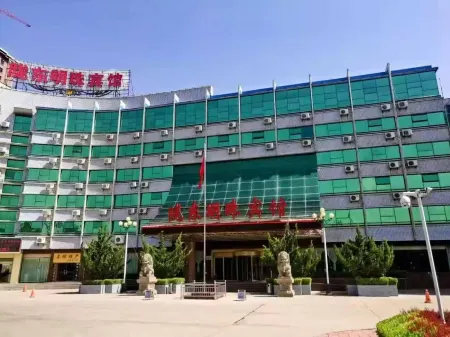 Pingliang Longdong Pearl Hotel (Gansu Medical College TiYu Park) Отели рядом с достопримечательностью «Liuhu Park»