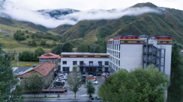康定瀚悅酒店（新都橋店） 鄰近牧雲星空野奢營地的酒店