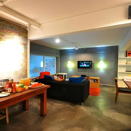 Qilombo Hostel Silom Отели рядом с достопримечательностью «Посольский район»
