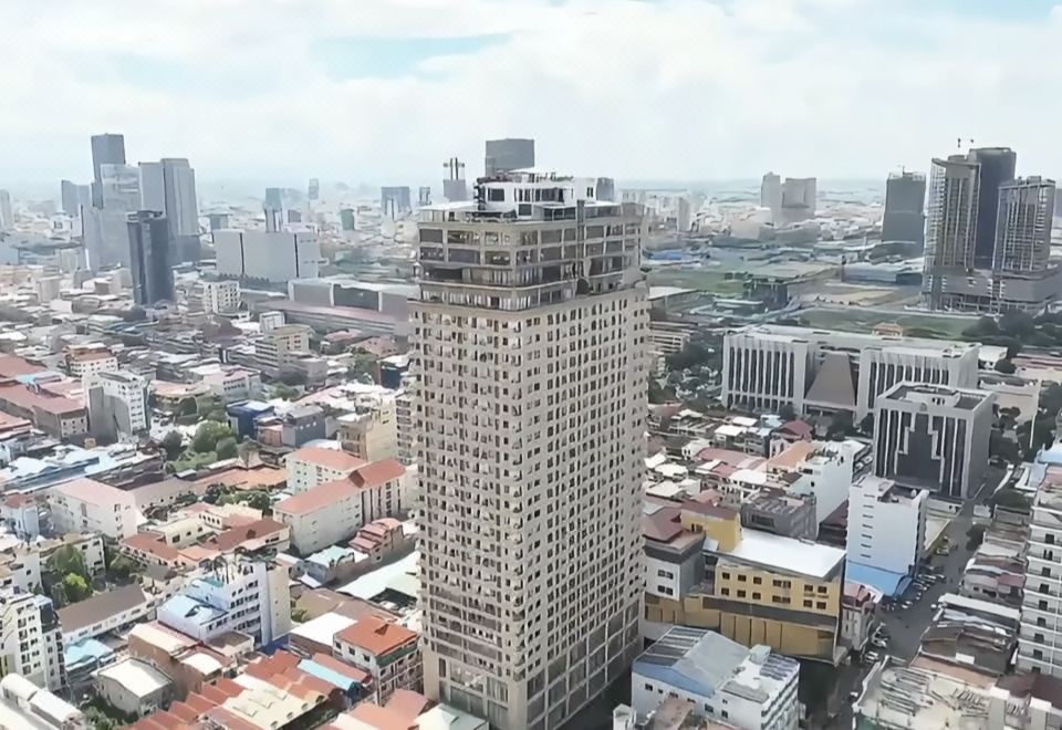 프놈펜 시내의 번화한 거리 전경