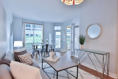 Yorkville Bloor Suites- 2 minutes walk to Transit - 레지던스