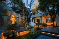 Overlooking Stream · Mountain Secret Retreat | Luxury Private Hot Spring Quiet Courtyard Resort - 4-Sterne