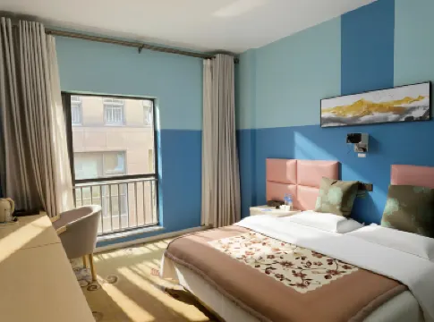 There is a hotel in Kunming. Hotels in Dianchi Lake Scenic Area/ Sunac World