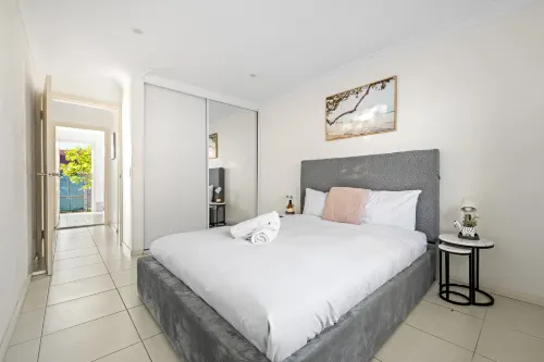 Convenient 2BR Apartment – Comfort & Steps to Liverpool Transit - Parking