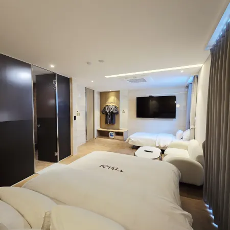 Tria Business & Boutique Hotel Отели рядом с достопримечательностью «Ресторан Gramercy Hall»