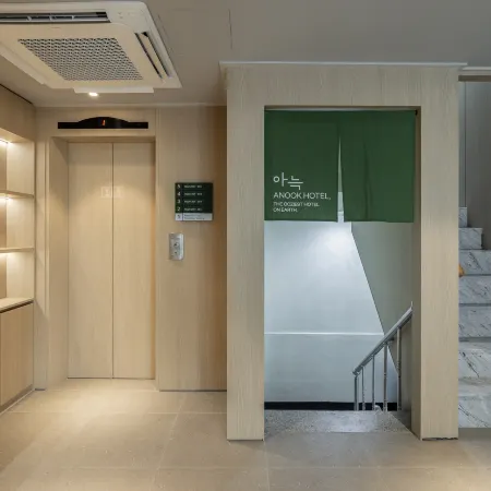 Anook Hotel Jongno Daehakro Отели рядом с достопримечательностью «Ворота Хонхвамун»