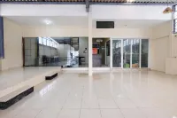 RedDoorz Near Universitas Diponegoro Semarang - Parking
