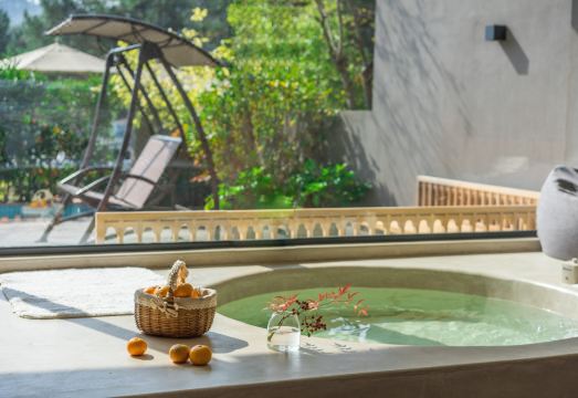 리조트 온천 시설