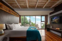 South Lake Retreat Holiday Courtyard