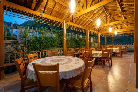 Orchid in a secluded valley  (Zhongling cableway store Отели рядом с достопримечательностью «Jinding Taoist Temples»