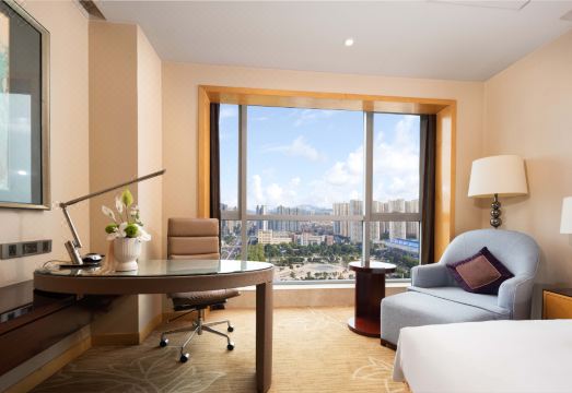 크라운 플라자 수영장 또는 레스토랑 이미지