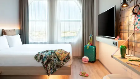 Moxy the Hague Отели рядом со станцией Центральная железнодорожная станция Гааг