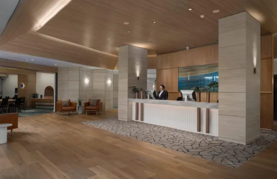 吉朗瑞吉斯酒店, EVT旗下