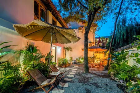 Yuntai Light Luxury Designer Inn (Lijiang Ancient City Mufu Branch)