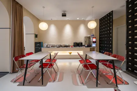 Xiamen Jiye Yishu Hotel (Xiamen North Railway Station Jimei Avenue Subway Station) Отели рядом с достопримечательностью «Huaqiao University»