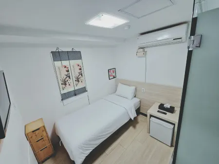 Ekonomy Hotel Myeongdong Premier