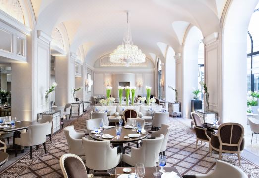 포시즌스 호텔 조지 V 파리의 미슐랭 레스토랑 내부