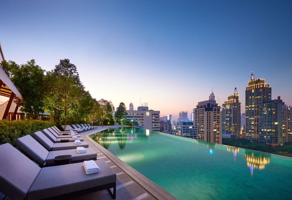 파크 하얏트 방콕의 아름다운 야경 수영장