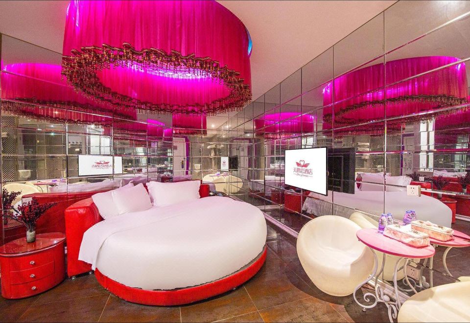 Swan Love Hotel - Housity