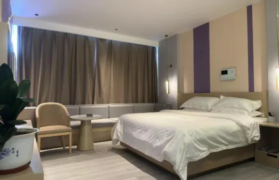 革吉雲端優品商務酒店