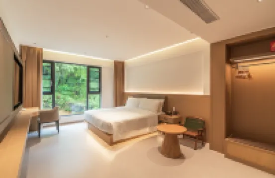 Half-Mountain Listening to the Rain Homestay