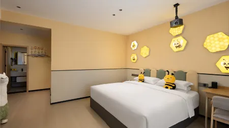 Floral Hotel· Penglai Bay Parent Child Hotel Отели рядом с достопримечательностью «Haishi Park»