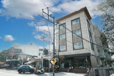 Hotel the 7 Seas Отели рядом с достопримечательностью «Vishnu Ghat»