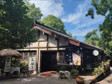 Biwood Riverside Отели рядом с достопримечательностью «Wufengxi Ancient Town»