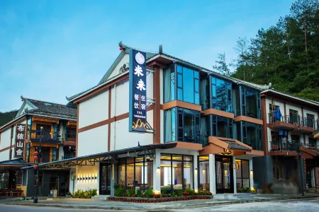 Libo little seven holes Meilai homestay Отели рядом с достопримечательностью «Wolong Pond»